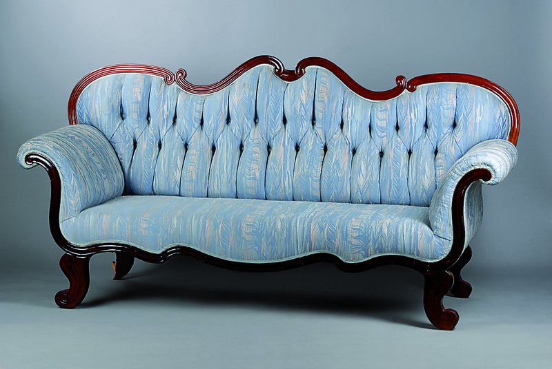 Sofa, Spätbiedermeier, um 1840, Mahagonifurnier, allseitig geschweift, sparsame Volutenverzierung, Bezug und Polsterung sek., hinterer Fuß besch., ...