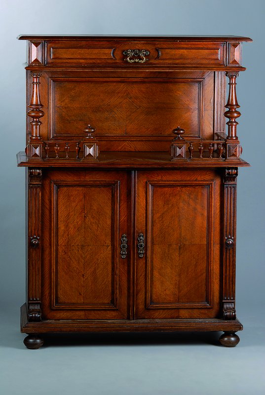 Prunkvertiko, um 1880, Eiche, 2-türig, Kopfschublade, reiche Balustradenverz., Lisenen gerieft, Gebr.-Sp., ca. 136x99x47 cm