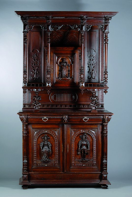 Prunkaufsatzbuffet, um 1880, Eiche, aufwendige Schnitzereien aus dem Vollholz, Unterteil 2-türig, 2-schübig, Oberteil 1-türig mit reicher ...