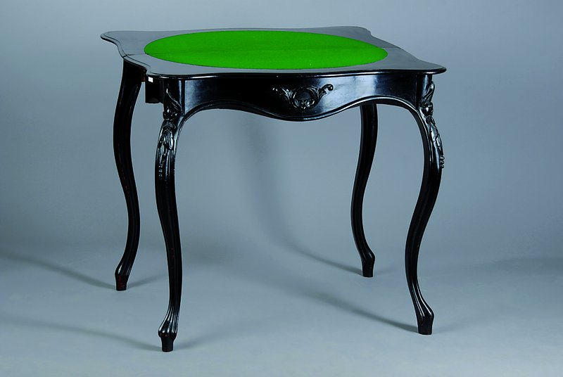 Spieltisch, um 1860, Louis-Philippe, schwarz gefasst, Beine geschweift, sparsame Akanthusblattschnitzerei, aufklappbar, grüner Filzbelag, Gebr.-Sp., ...