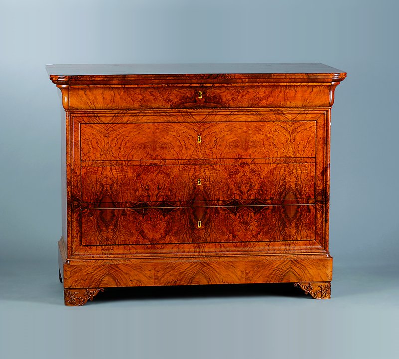 Kommode, Biedermeier, um 1830, Nußbaum/Wurzelnußfurnier, doppelt und vierfach gespiegelt verlegt, Beinbeschläge, 4-schübig, rest., Fuß m. ...