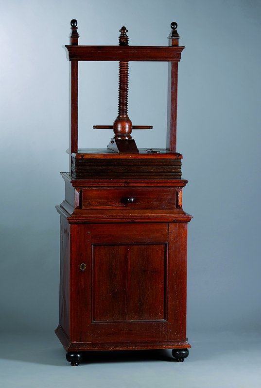 Leinenpresse, um 1820, Mahagonifurnier, 1 -türig, Platten zum pressen von Leinen oder Wäsche, 2-teilig, 6 Plattem, Furniersch., schwundrissig, st. ...