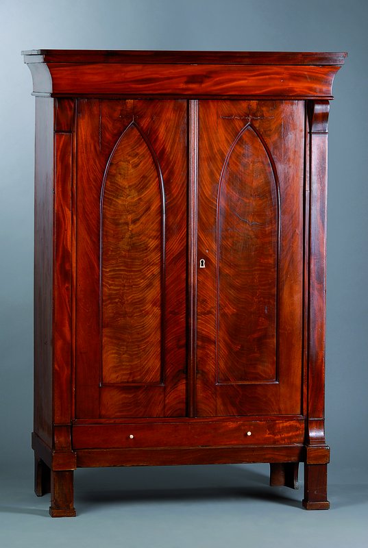 Schrank, Biedermeier, um 1820, Mahagonifurnier, 2-türig, Kopf getreppt, schwundrissig, Kopf und Fußschublade, Schloß defekt, nicht zerlegbar, st. ...