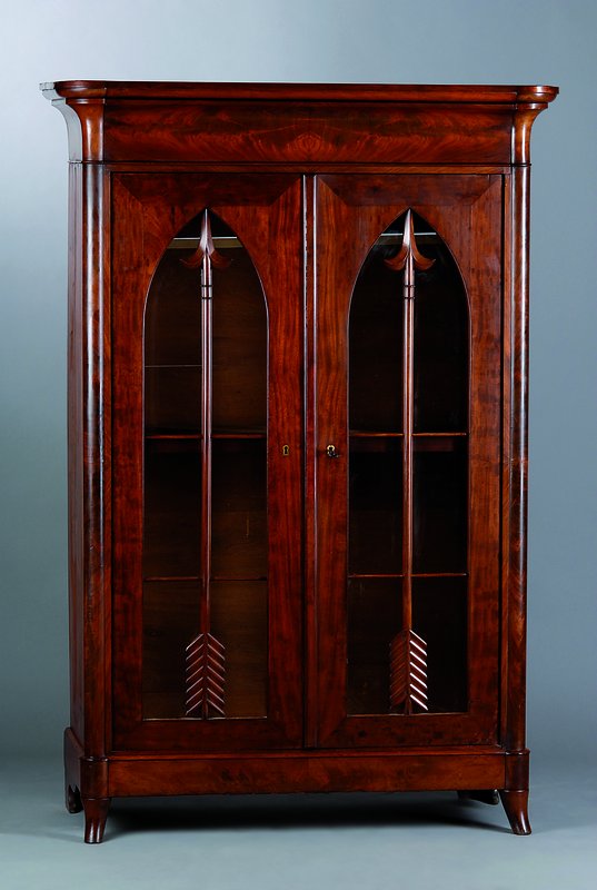 Vitrinenschrank, Biedermeier, um 1820, Mahagonifurnier, 2-türig verglast und versprosst, Kopfschublade, abgerundete Ecken, schwundrissig, l. ...