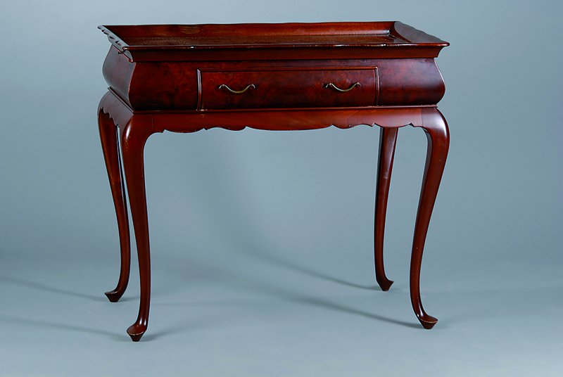 Beistelltisch, Mitte 20. Jh., Nußbaum, Beine geschweift, 1 Schublade, seitl. 2 Ausziehbretter, Platte leicht schwundrissig, Gebr.-Sp., ca. 74x82x47 ...