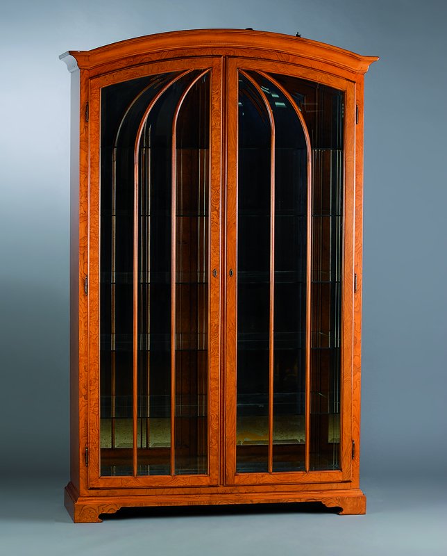 Jugendstilvitrine, 2. Hälfte 20. Jh., Eschefurnier, 2-türig, facett. Glas, innen verspiegelt, 5 Glaseinlegeböden, Innenbeleuchtung, hochwertiges ...
