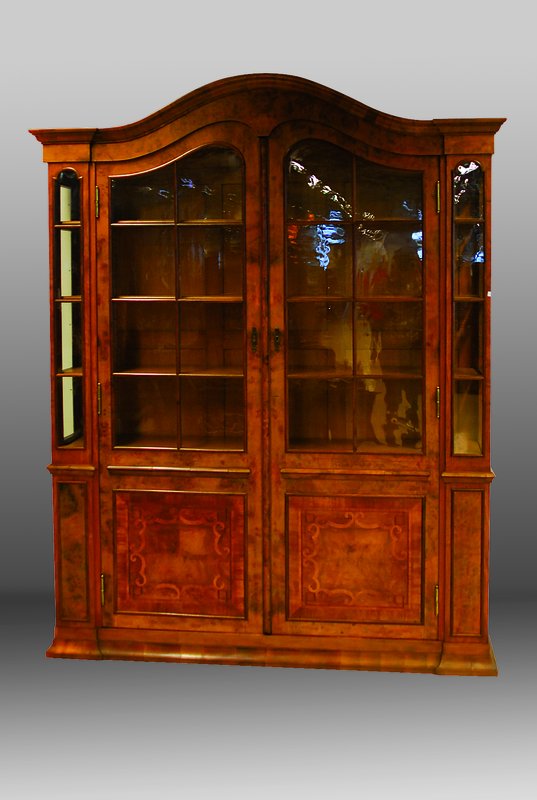 Großer Bücherschrank, um 1900, Wurzelnußfurnier, 2-türig, teilverglast und versprosst, orig. gewalztes Glas, einzeln gefasst, innen mit Eiche ...