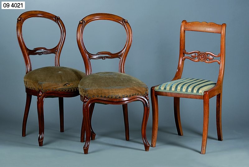 2 Stühle, Biedermeier, um 1830/40, leicht verschieden, ein Stuhl Nußbaum, Rückenstrebe mit feiner Marketerie mit Brandschattierung, ein ...