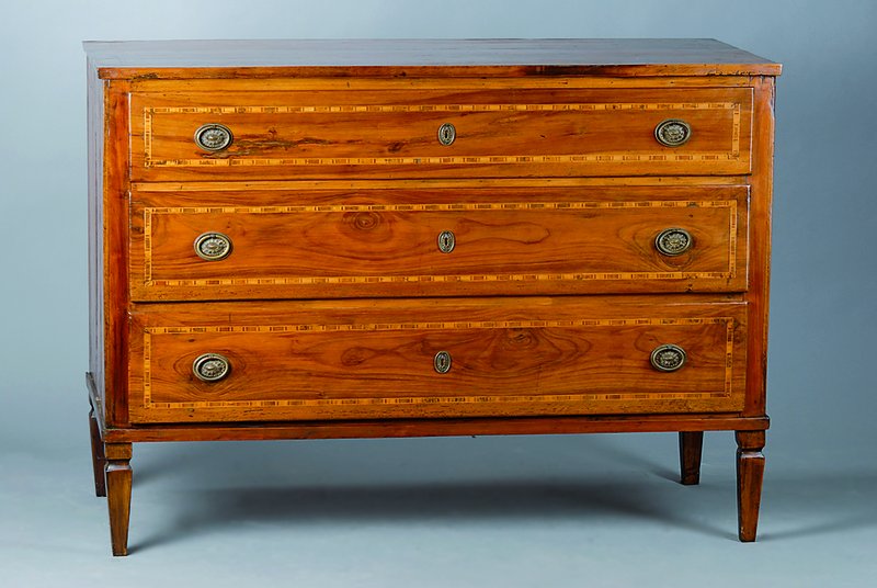 Kommode, süddeutsch, um 1790/1800, Nußbaumfurnier, reiche Bandintarsien, verzierte Beschläge, konisch verlaufende Füße, Reste alten Wurmbefalls, ...