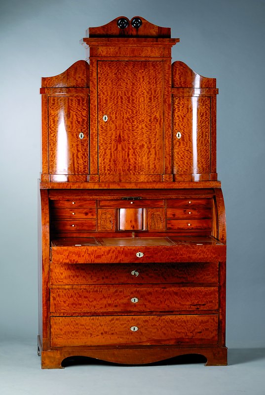 Zylinderaufsatzsekretär, norddeutsch, um 1820 , Unterteil 4-schübig, Rollteil, Oberteil 3 -türig, Kopf mit aufgesetzten Voluten, verzierte ...