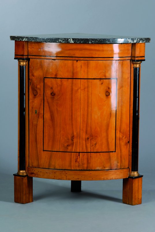 Kleiner Eckschrank, Spätbiedermeier, um 1840/50, Kirschbaumfurnier, Lisenen mit geschwärzten Halbsäulen, schwarz-graue Marmorplatte, ...