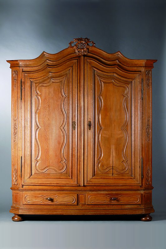 Bergischer Schrank, um 1820, Eiche massiv, 2türig, 2 Fußschubladen, Türen und Seiten kassettiert, Inlets getreppt, abgeflachte Ecken, Lisenen mit ...