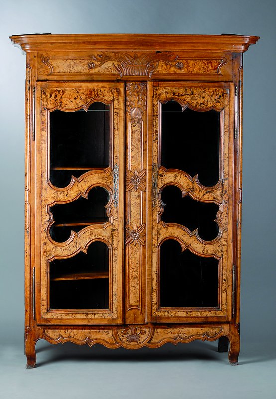 Vitrinenschrank, Lothringen, um 1770/80, 2-türig, alte Verglasung sek., Seiten kassettiert, Kopf mit sparsamer Schnitzerei, kopf 3-fach getreppt, ...