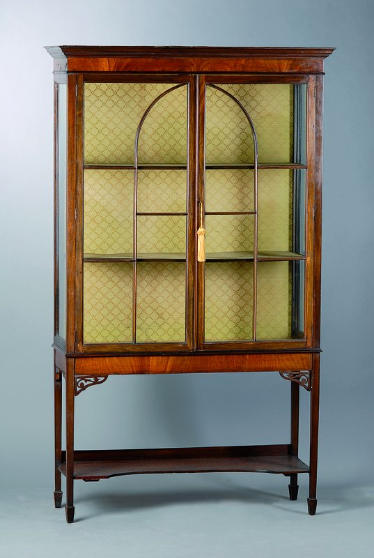 Vitrine, England, um 1900, Mahagonifurnier, 2-türig, verglast und versprosst, 2 feste Einlegeböden, Eckzwickel in Durchbrucharbeit, seitlich ...