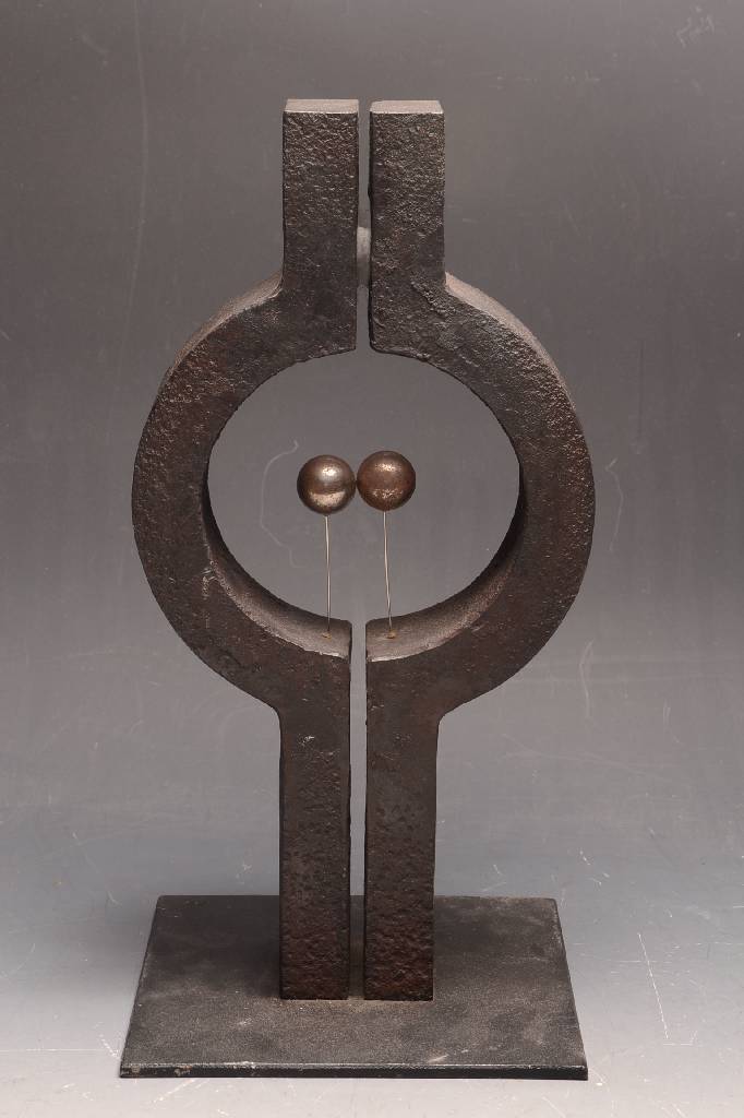 Achim Kühn, geb. 1942 Berlin, Studium an der Bauhaus-Universität in Weimar, hier: "Sich Berührende", Klangplastik, Stahl und Edelstahl, ...
