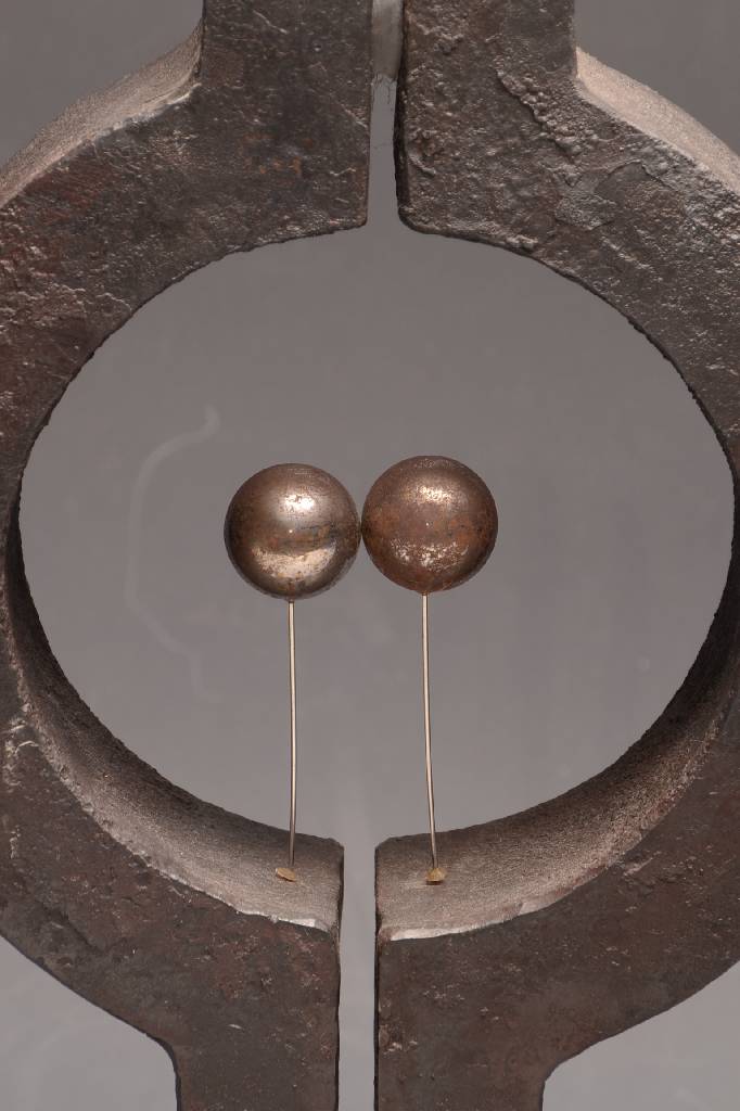 Detail a: Achim Kühn, geb. 1942 Berlin, Studium an der Bauhaus-Universität in Weimar, hier: "Sich Berührende", Klangplastik, Stahl und Edelstahl, ...