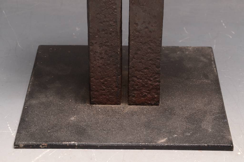 Detail b: Achim Kühn, geb. 1942 Berlin, Studium an der Bauhaus-Universität in Weimar, hier: "Sich Berührende", Klangplastik, Stahl und Edelstahl, ...