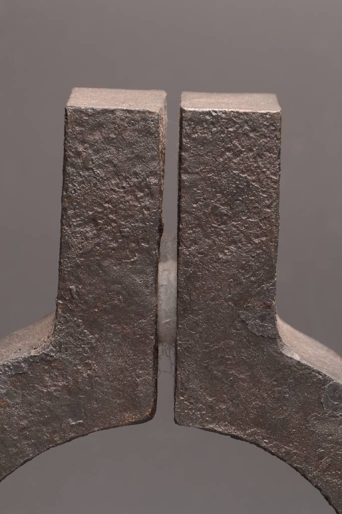 Detail d: Achim Kühn, geb. 1942 Berlin, Studium an der Bauhaus-Universität in Weimar, hier: "Sich Berührende", Klangplastik, Stahl und Edelstahl, ...