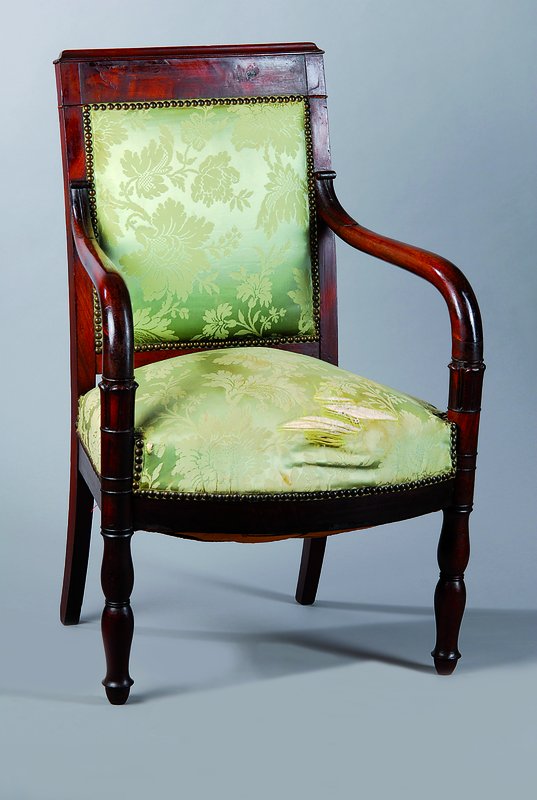 Armlehnstuhl, Directoire-Empire, 1820/30, Mahagonifurnier, geschweift, Beine leicht gedrechselt, angedeutete Akanthusblatt und Volutenverzierung, ...