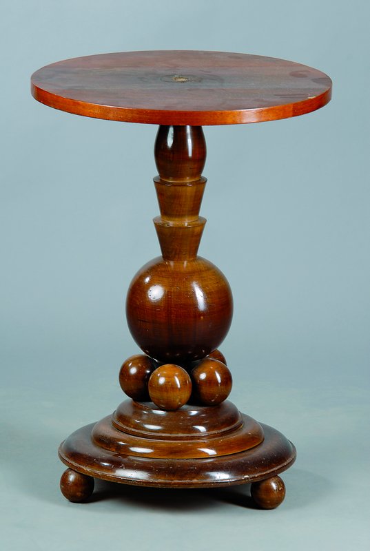 Runder Beistelltisch, deutsch, um 1925, Nußbaum und Buche, Drechselarbeit mit Kugeln und konischen Elementen, ehemals Lampentisch, daher Platte mit ...