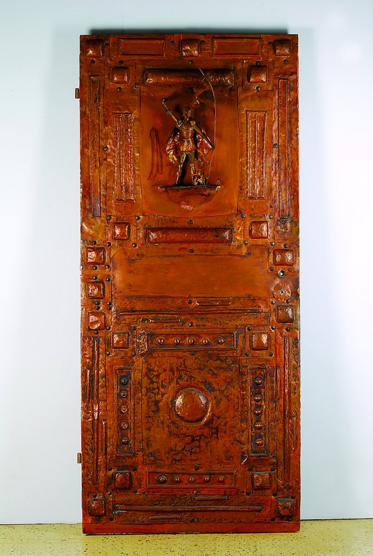 Haustür mit Kupferbeschlag, 20. Jh., vollplastische Figur des Hl. Florian, Türgriffin Form eines Hundes, st. Gebr.-Sp., ca. 198x87 cm