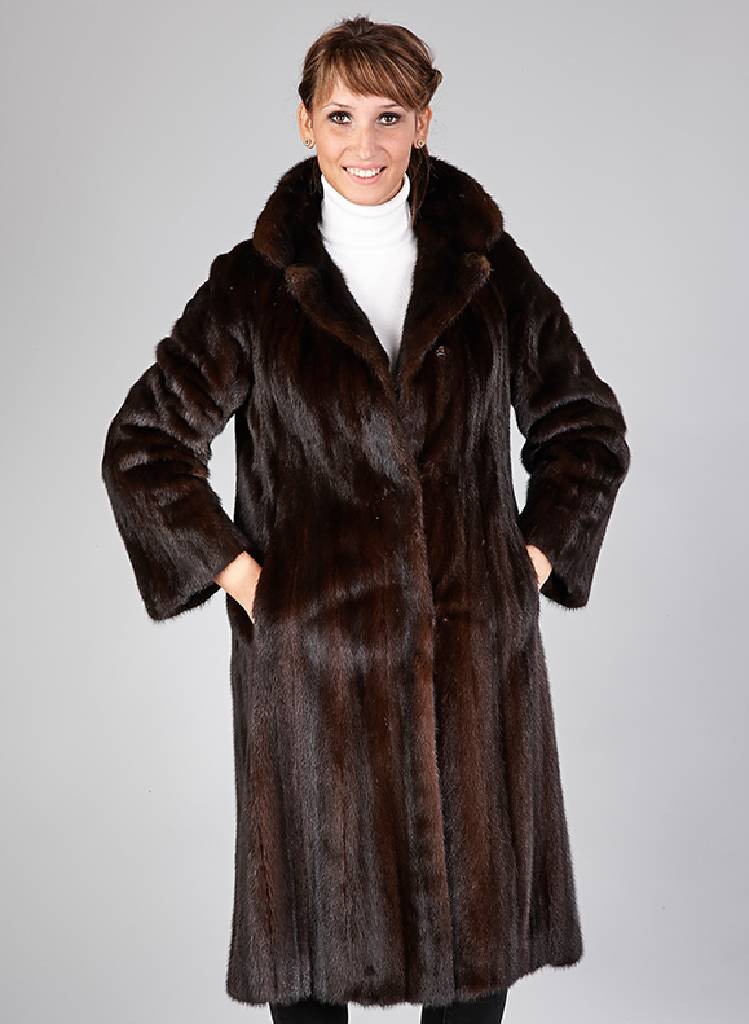 Dunkelbrauner Nerzmantel, Gr. ca. 38, LabelSaga-Mink, 2 seitl. Einschubtaschen, Reverskragen, schwarzes Innenfutter, Rückenl. ca. 107 cm