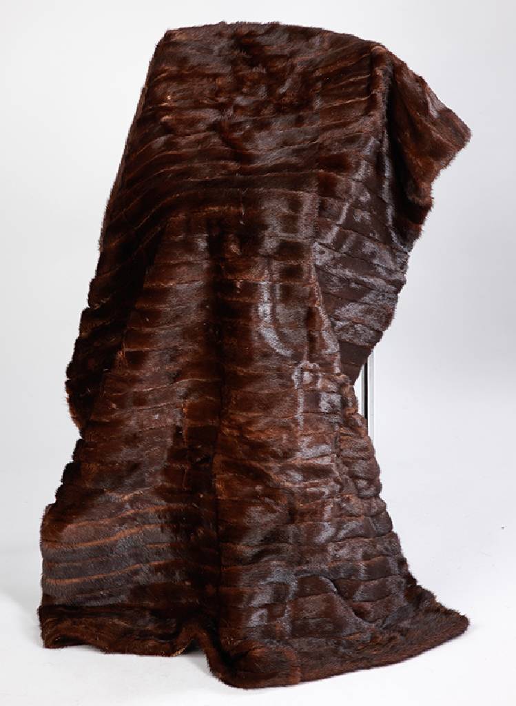 Nerzdecke, braune ausgelassene Nerzfelle, M. ca. 145 x 97 cm