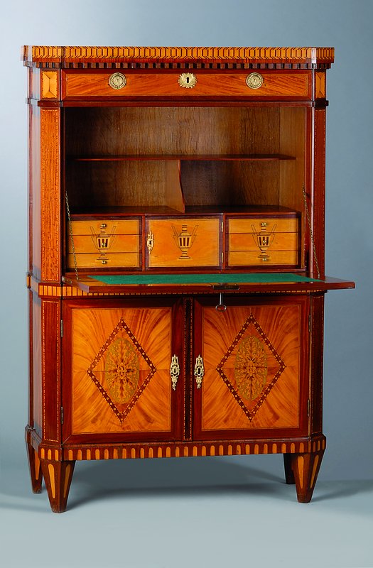 Louis-Seize Sekretär, deutsch, um 1820, Mahagoni/Nussbaum/Birke, feine Intarsien in Form v. Blättern und Eicheln, reiche Bandintarsien, ...