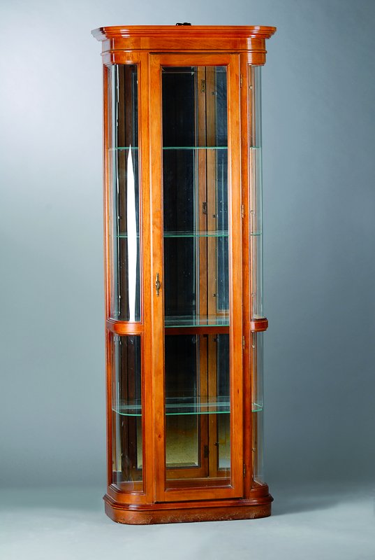 Sammlervitrine, 20. Jh., 3-seitig verglast, 4 Glaseinlegeböden, abgerundete Ecken, Magnetschloss, integr. Beleuchtung, l. Gebr. -Sp., ca. 194x70x30 ...
