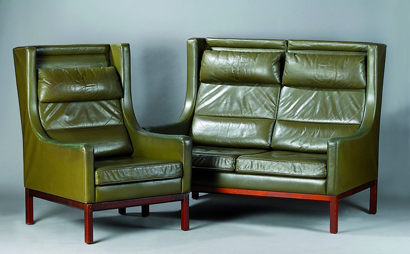 Sitzgruppe, 70er Jahre, 2-Sitzersofa, Armlehnsessel, Hocker, dunkelgrüner Lederbezug, teils spröde m. st. Gebr.-Sp., Sofa ca- 107x130x75 cm, Sh. 43 ...