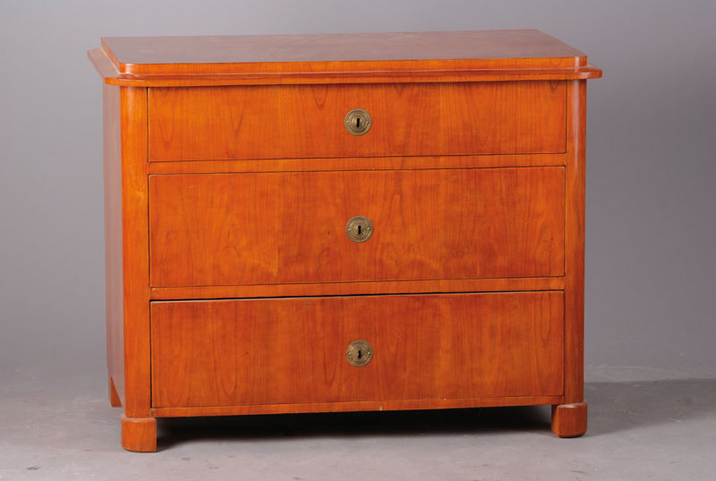 Kommode, um 1850, Kirschbaumfurnier, Teile ergänzt, 3-schübig, abgerundete Ecken, schwundrissig, Furniersch., st. Gebr.-Sp., ca.80x100x57 cm