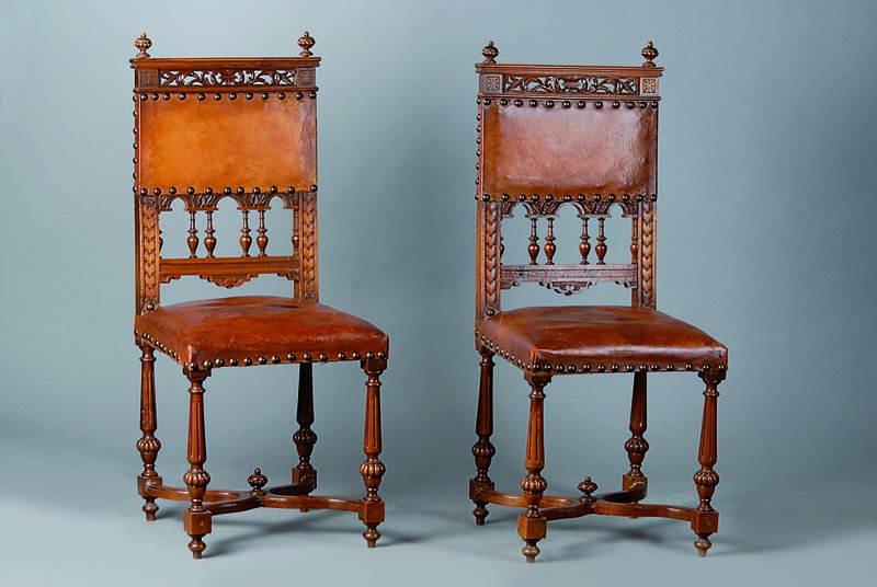 6 Stühle, Henri II, um 1880, Nußbaum massiv,Lederbezug, Beine verschränkt, reiche Schnitz-und Drechselarbeit, Gebr.-Sp., ca.104x44x41 cm, Sh. ca. ...