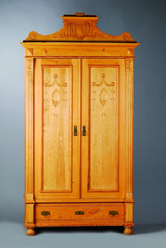 Schrank, deutsch, um 1890, Gründerzeit, Zirbelkiefer/Linde, zweitürig, abgelaugt, Flachschnitzereien aus dem Vollholz, Sockelschub, ca. ...