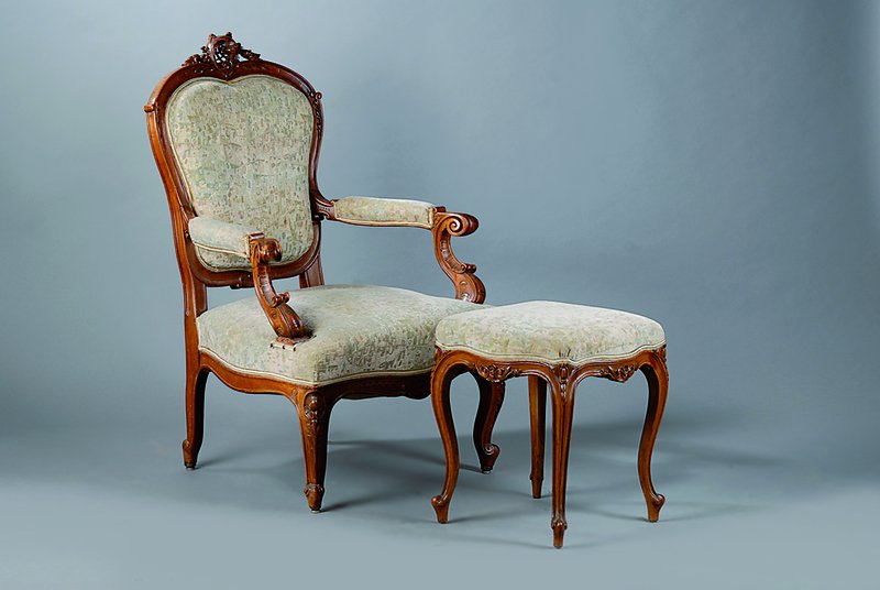 Bergerensessel mit Hocker, Frankreich, um 1890, massiv Nußbaum, allseitig geschweift, Rocaillen und Akanthusblattdekor, teils asymm. angeordnet, ...