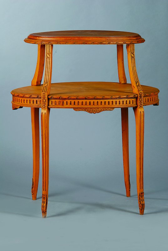 Etagentisch, Frankreich, um 1890-1900, Nußbaum massiv, geschweift, Zahnfries, Louis-Seize-Stil, ca. 87x80x50cm, leichte Gebrauchsspuren