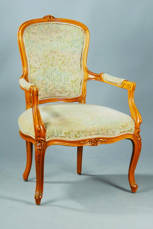 Stuhlsessel, deutsch, um 1930, Nußbaum massiv, allseitig geschweift und gerieft, geschnitzter Blumendekor, ca. 93cm, B.ca.68cm, T. ca. 58cm, Sitzh. ...