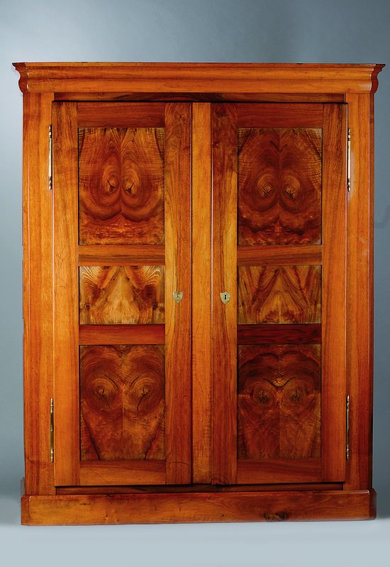 2-türiger Schrank, Pfalz/Elsass, um 1850, Nußbaum massiv, 2-türig, Front und Seiten kassettiert, org. Schloss und Schlüssel, poliert, zerlegbar, ...