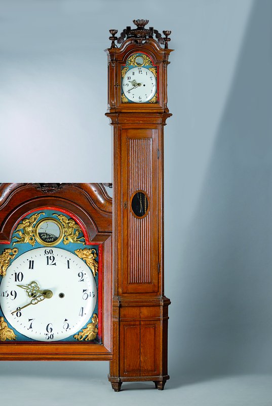 Standuhr, deutsch um 1770/80, Eichengehäuse,2teilig, abgeschrägte Ecken, spannungsrissig, geschnitzter Giebel, alter Wurmbefall, Gläser ...
