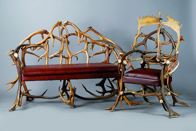 Jagdzimmer, deutsch, 20/30er Jahre, Hirsch/Dammhirsch, Tisch mit Knochenscheiben intarsiert, 2 Armlehnsessel, je 117x62x65 cm, Sh. 44 cm, ...