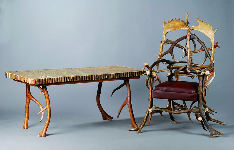 Detail a: Jagdzimmer, deutsch, 20/30er Jahre, Hirsch/Dammhirsch, Tisch mit Knochenscheiben intarsiert, 2 Armlehnsessel, je 117x62x65 cm, Sh. 44 cm, ...