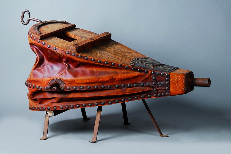Großer Blasebalg für Schmiede, deutsch, um 1900, als Tisch eingesetzt, Eiche/Leder, Eisenbeschläge, st. Gebr.-Sp., ca. 53x150x70 cm