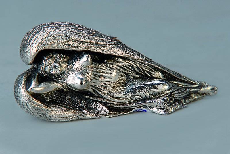 Ernst Fuchs, geb. 1930 Wien, Schutzengel, Metallguss versilbert, im Guss signiert u. nummeriert 13, L.ca. 10 cm
