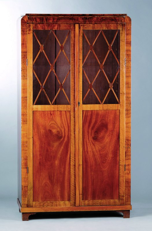 Vitrine, Österreich, um 1850, Nußbaumfurnier, 2-türig, verglast, Streben ergänzt, Füße erneuert, Gebr.-Sp., ca. 169x91x46 cm
