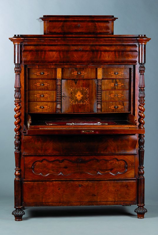 Standsekretär, deutsch, um 1855/60, Pyramidenmahagonifurnier, 3-schübig, Klappe, reiche Inneneinrichtung, 2 Kopfschubladen, Lisenen mit ...