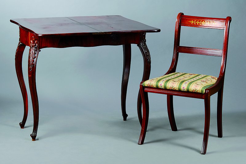 Spieltisch, um 1860, Mahagonifurnier, dazu 1 Stuhl, im viktorianischen Stil, passend aber nicht dazugehörig, Tisch aufklappbar, Beine mit ...