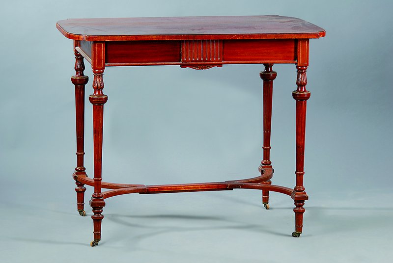 Salontisch, deutsch, um 1900, Jugendstil mit klassizistischem Einfluss, Weichholz, Mahagonifurnier, Balusterbeine gereift, Unterteil versprosst, ...