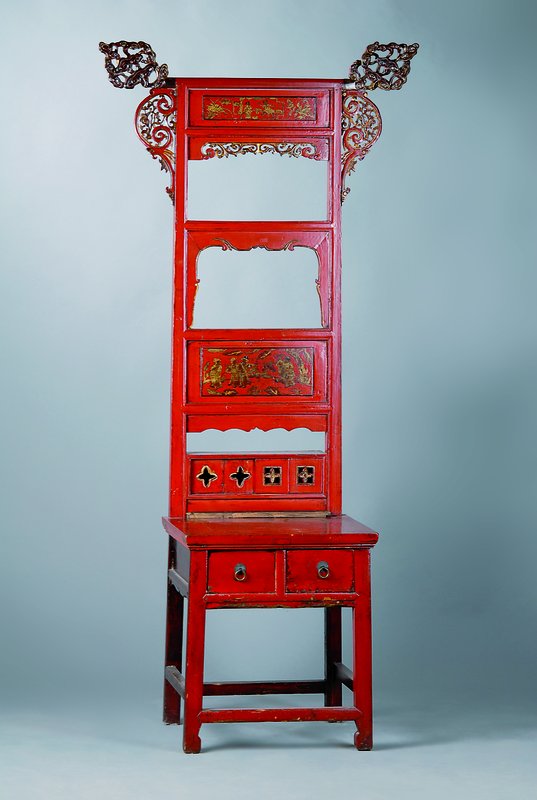 Chinesischer Tempelstuhl, Beine einfach verstrebt, sparsam geschnitzt, teils in Durchbrucharbeit, goldfarbene Malerei, sehr dekorativ, st. Gebr.-Sp., ...