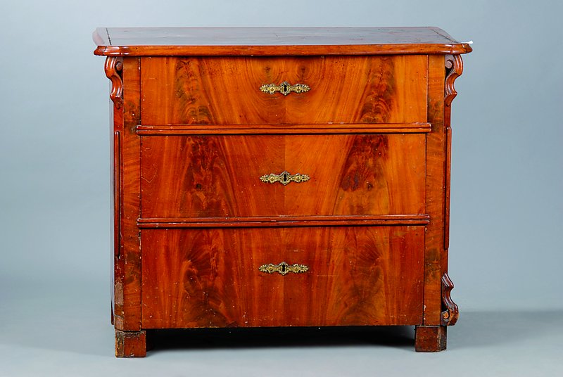 Kommode, Louis-Philippe, um 1860, Mahagonifurnier, 3-schübig, sparsame Schnitzereien, schwundrissig, Furniersch., Zierteile fehlen, Überholung ...