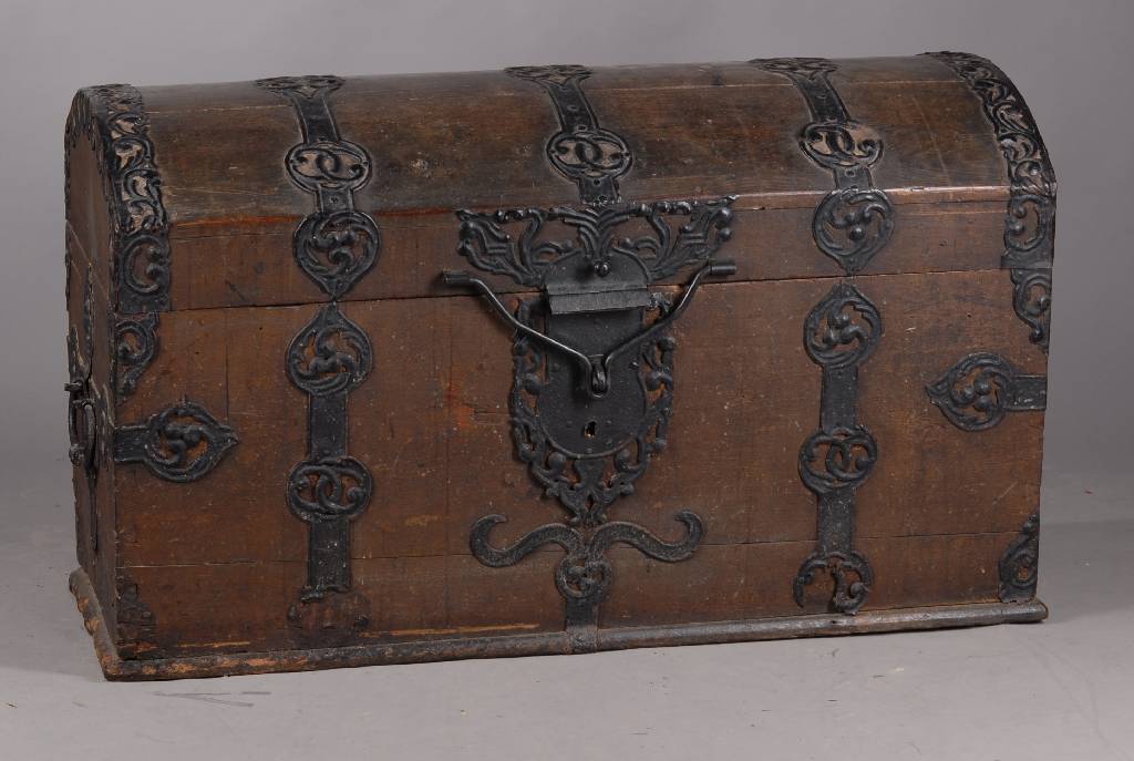 Reisetruhe, um 1750/60, Eiche massiv, reicheEisenbeschläge, schwundrissig, Alterssch., ca . 72x117x58 cm