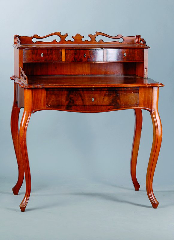 Damenschreibtisch, um 1850/60, Mahagonifurnier, Beine geschweift, Balustrade gebrochen, Teile fehlen, Alterssch., Überholung empf., ca. 105x90x60 cm